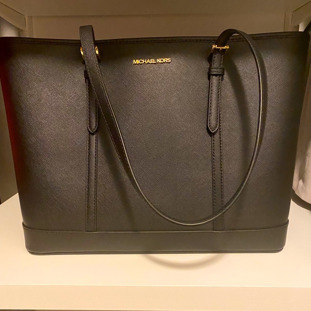 • Michael Kors Tote bag - used once! missing “M” chain on handle
